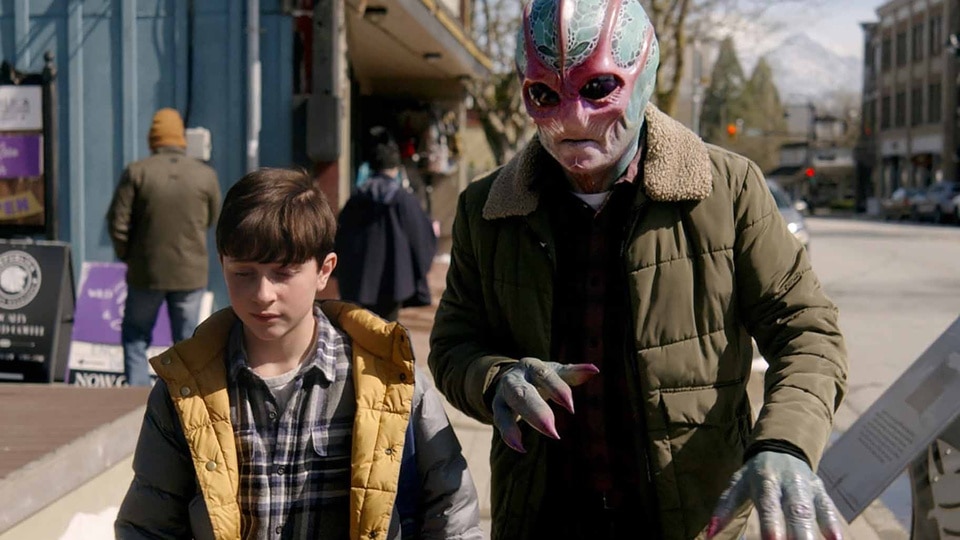 Max Hawthorne and Alien Harry walk together on Resident Alien Season 3 Episode 7.